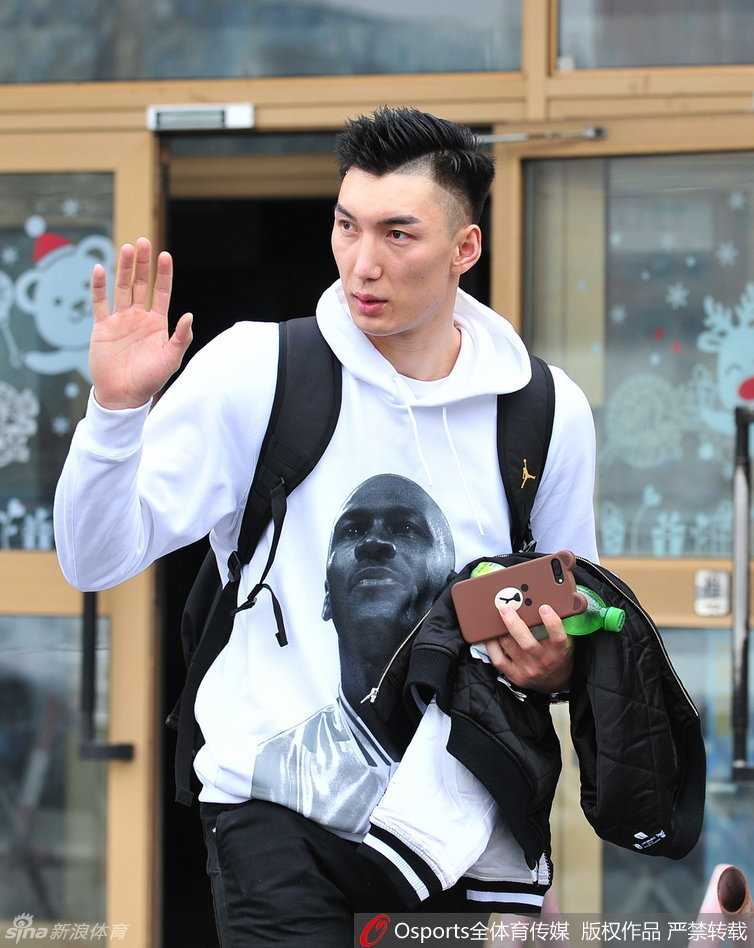 新疆飞虎夺冠征程落幕 英雄挥手各赴新程 后卫王子瑞背着运动包低调地走出,脸上带着年轻球员的谦逊与好学,他在这个冠军团队中默默汲取养分,等待着属于自己的绽放时刻。