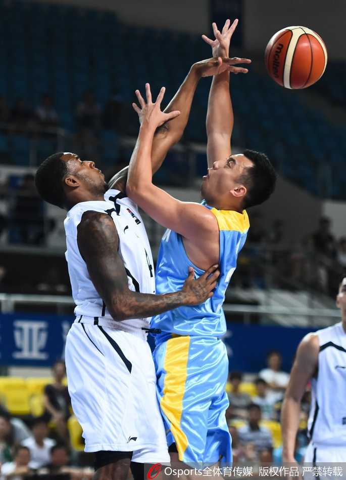 新疆飞虎惊魂一刻 力克台北达欣迎亚冠两连胜 赛后,新疆队球员们围在一起,亚当斯作为核心振臂高呼,全队气势如虹,庆祝这场来之不易的逆转胜利。