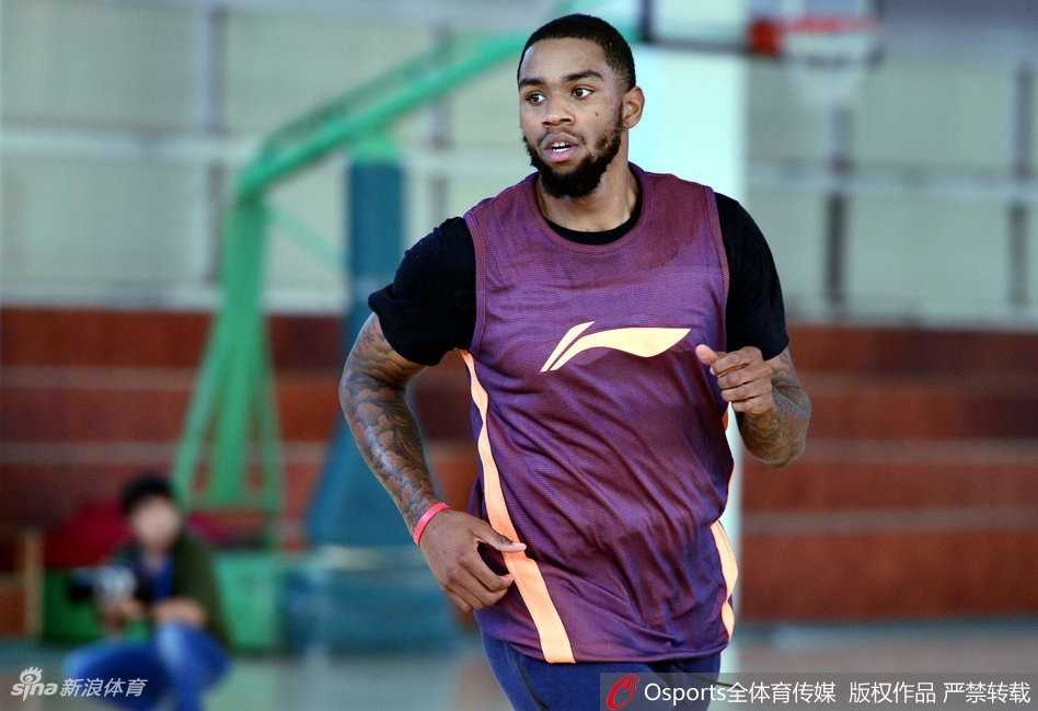 肖恩·朗在场边拉伸放松，神情轻松愉悦，阳光透过场馆窗户洒在他身上，仿佛为这位新飞虎镀上了一层金色的光芒。