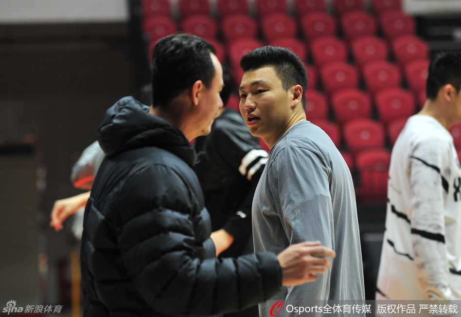 队医全神贯注地为外援布拉切进行肌肉拉伸放松，布拉切虽然表情略显夸张，但非常配合治疗。