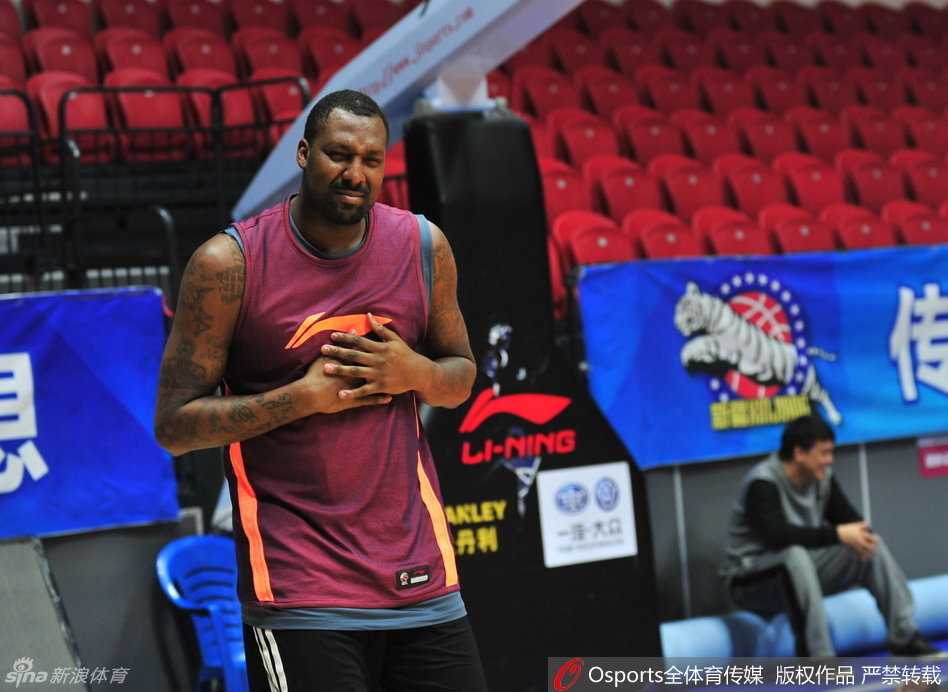 刚刚结束训练的布拉切在场边变身“活宝”，搞怪的表情和动作让一旁的孙桐林忍俊不禁，队医也露出了无奈的笑容。