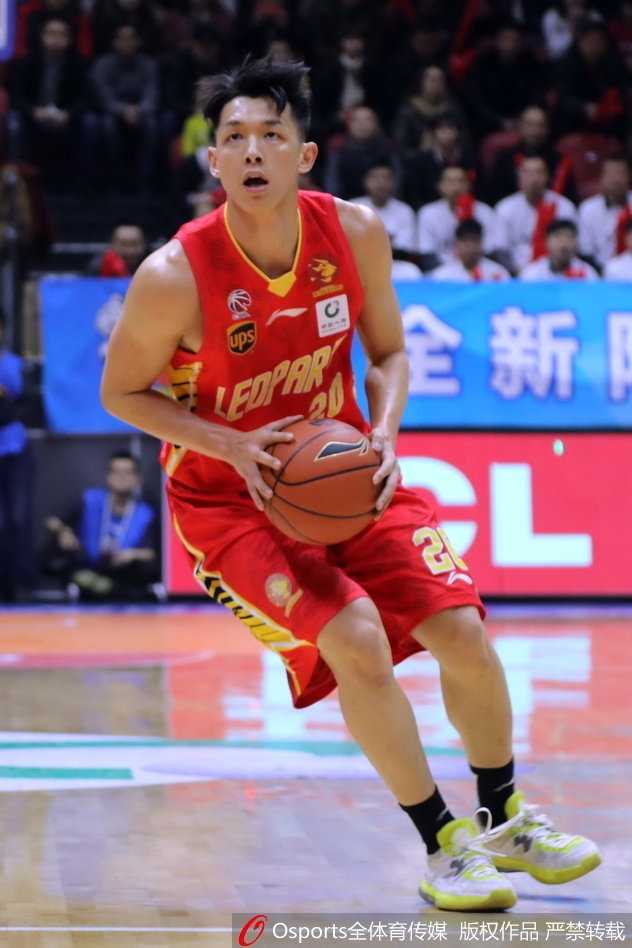 新疆飞虎绝境爆发,单外援上演惊天逆转! 亚当斯在比赛最后时刻控球掌握时间,面对防守者显得从容不迫,胜利在望。