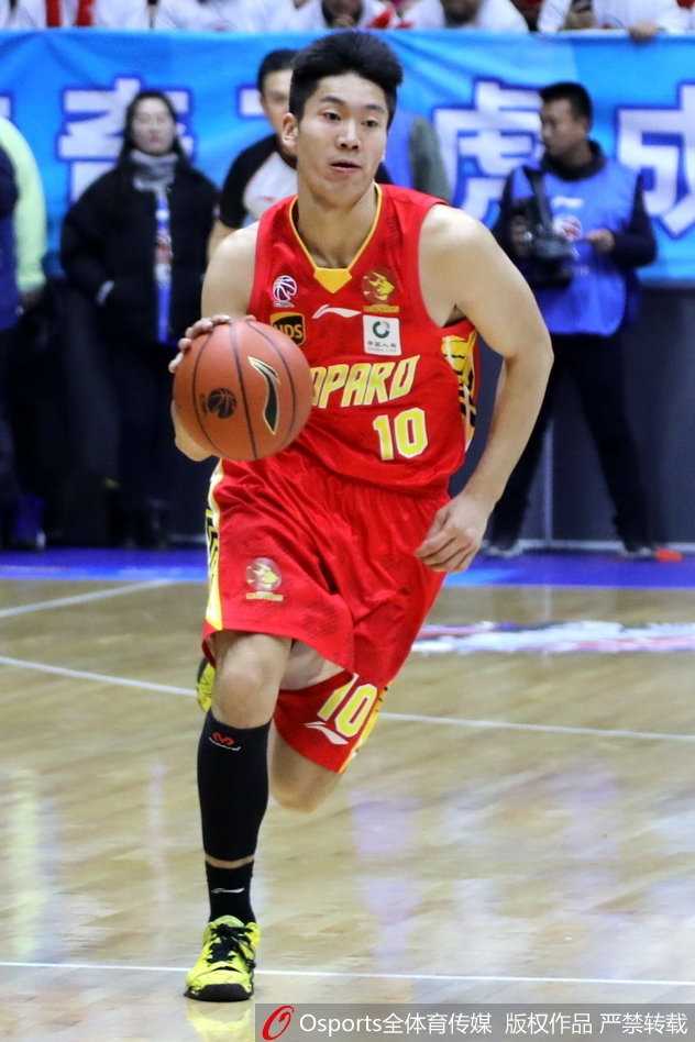 新疆飞虎绝境爆发,单外援上演惊天逆转! 俞长栋在篮下高高跃起,在两名深圳队内线的夹击下强行摘下进攻篮板,霸气十足。