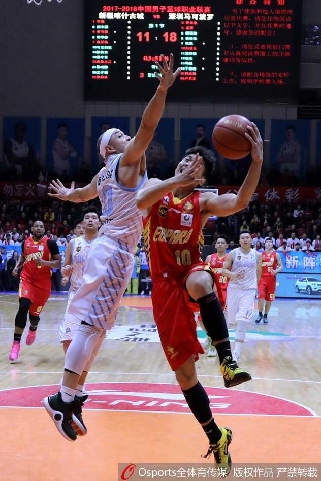 新疆飞虎绝境爆发,单外援上演惊天逆转! 孙桐林在篮下强硬上篮,身体完全舒展开来,与防守球员发生激烈身体对抗。