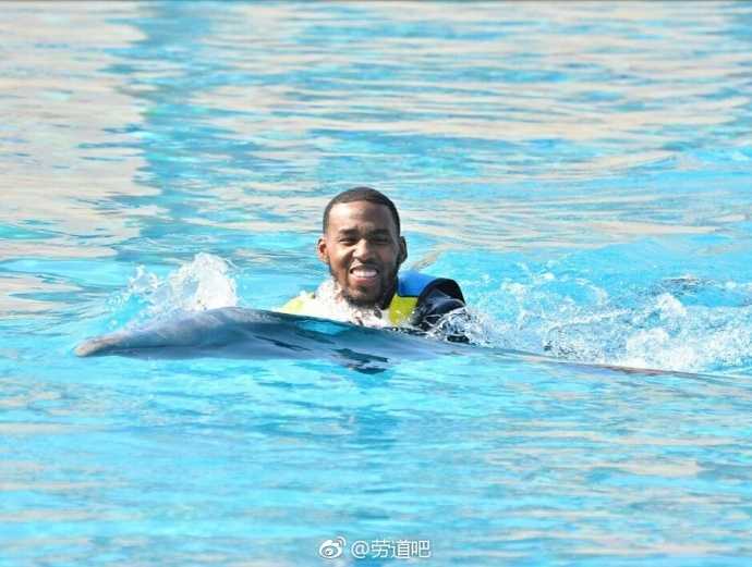 新疆飞虎雄鹰邂逅迪拜海浪:亚当斯与海豚共谱假日乐章 阳光、海浪、还有新认识的朋友,亚当斯张开双臂拥抱这片蔚蓝,让温暖的迪拜海水洗去上半年的疲惫,迎接新的挑战。