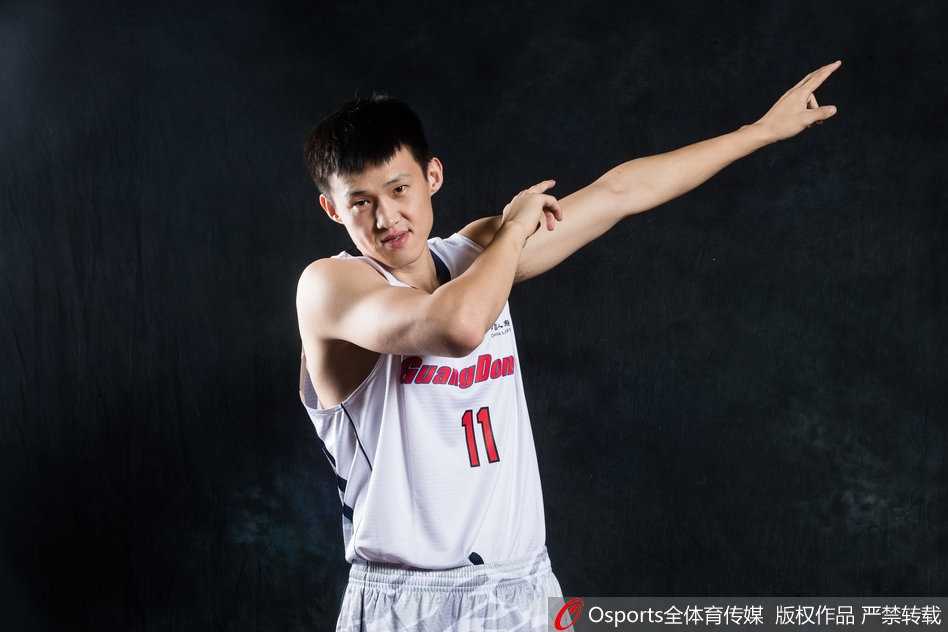 胡明轩面露青涩却异常冷静，面对包夹巧妙分球给跟进的队友