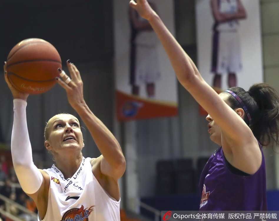 新纪元绽放:WCBA首轮群芳争艳,国内球员闪耀赛场 赛后,英姿飒爽的八一女篮姑娘们集体向热情的南昌球迷敬军礼致谢,这是她们移师新主场后的第一份荣耀,铁血与柔情在这一刻完美融合。