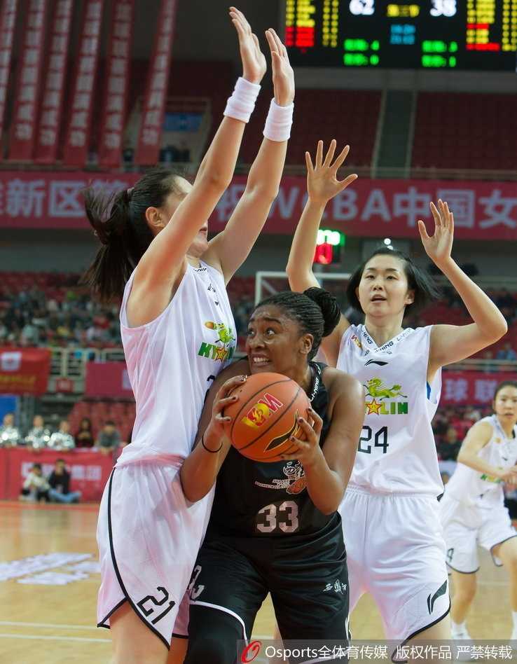 新纪元绽放:WCBA首轮群芳争艳,国内球员闪耀赛场 在激烈的篮板球争夺中,八一队球员潘臻琦高高跃起,以一敌二,在对方防守球员的头顶生生摘下了这个价值千金的进攻篮板,斗志之火在眼中燃烧。