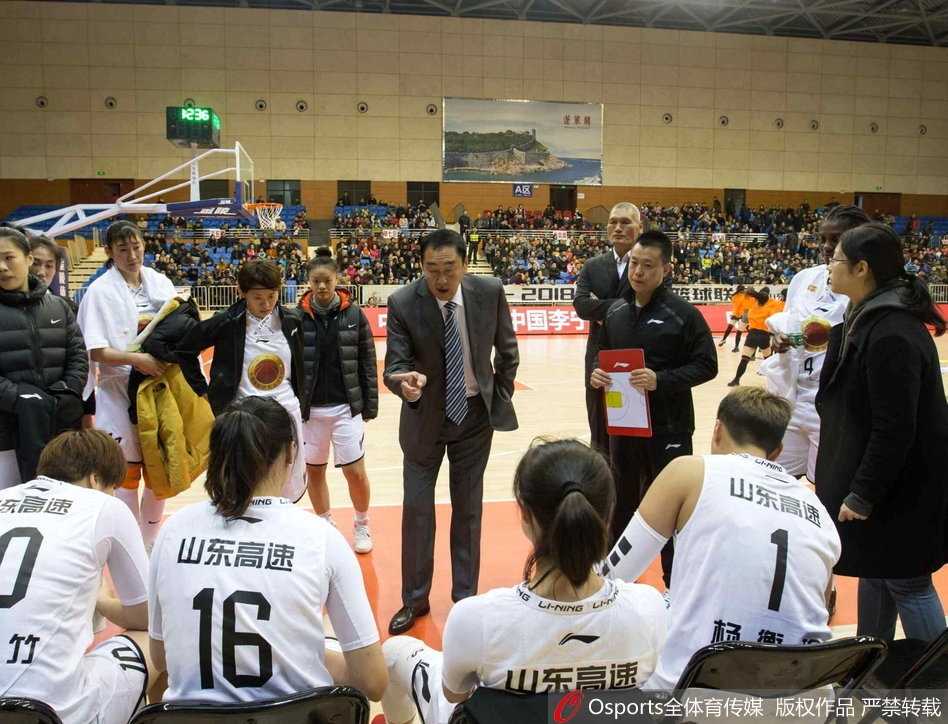 新纪元绽放:WCBA首轮群芳争艳,国内球员闪耀赛场 广东女篮当家球星李月汝在辽宁队的重重围堵之下,犹如灵巧的巨人,柔和抛投打板命中,为球队新赛季首开纪录。