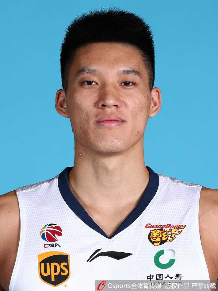 新老交替间的南粤雄师:回顾2017年广东宏远的启航时刻 小将赵睿在嘉年华上与球迷互动,彼时的他已是队内人气新星,眼神中闪烁着初生牛犊不怕虎的光芒。