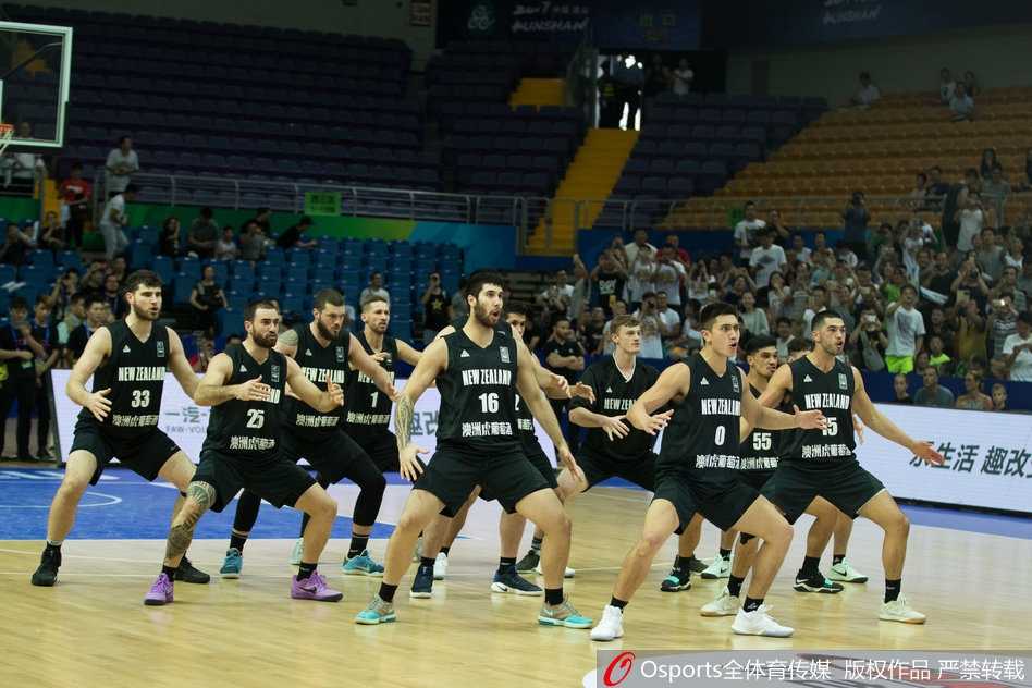 中国队的队员们围拢在一起，眼神中透露着坚定与自信，他们相互击掌鼓励，用实际行动回应对手的挑衅，团结一心的氛围令人动容。