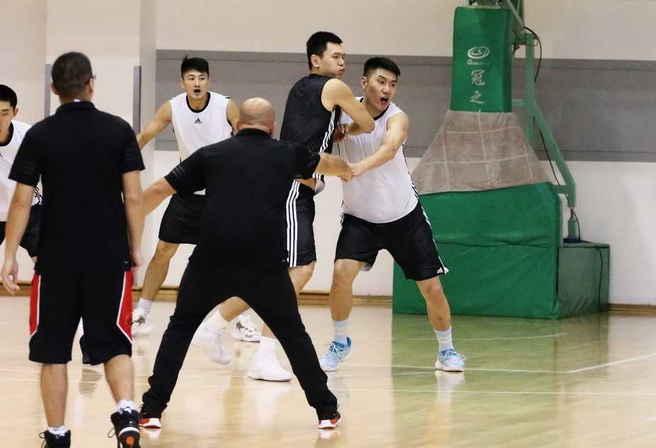 外援依旧是赛场的焦点，单节爆发力被新赛制进一步放大，他们的每一次突破都牵动人心。