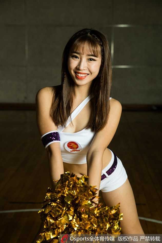 新赛季战鼓擂响,CBA篮球宝贝幕后写真与赛场芳华 啦啦队员扎着清爽马尾,身穿蓝白短裙在镜头前轻盈跃起,如同在赛场上腾空的那一刻,充满了青春的律动与张力。