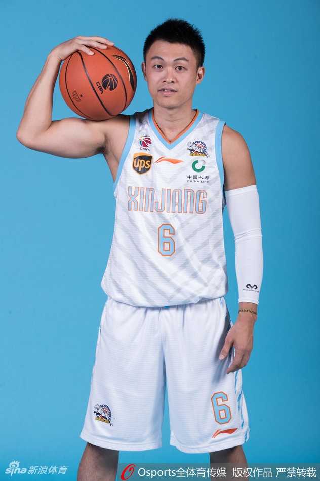 王子瑞、孙鸣阳等年轻队员一字排开，虽然出场时间有限，但他们代表着新疆男篮的未来与板凳深度
