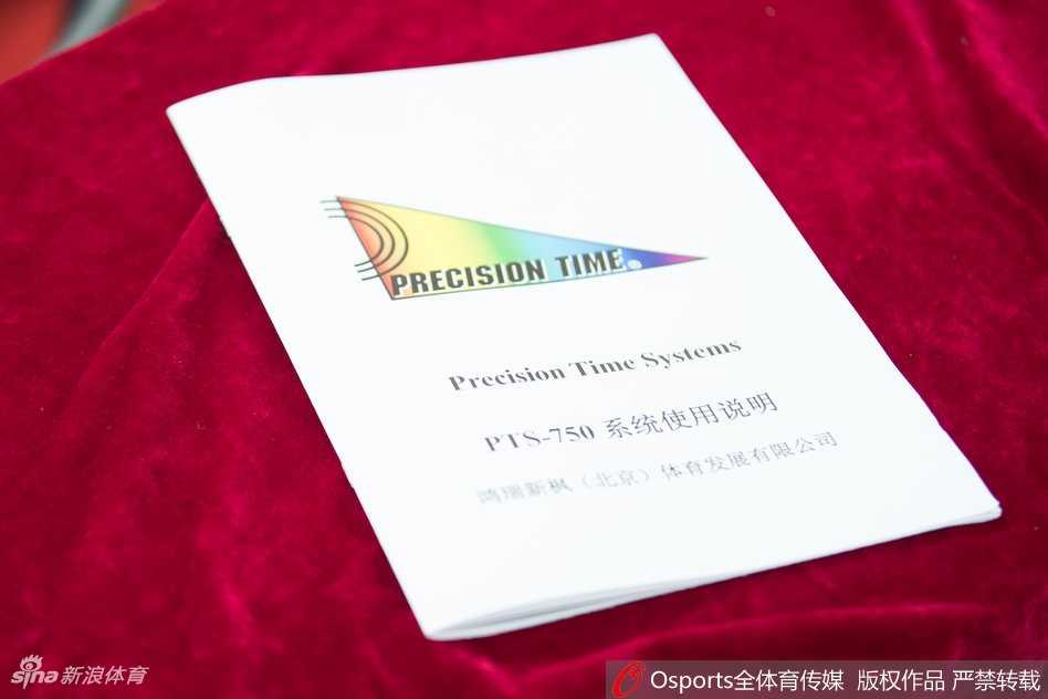 新锐科技护航揭幕战 CBA计时革命赢赞誉 现场大屏幕定格在争议瞬间,时间归零与篮球出手的微妙关系一目了然