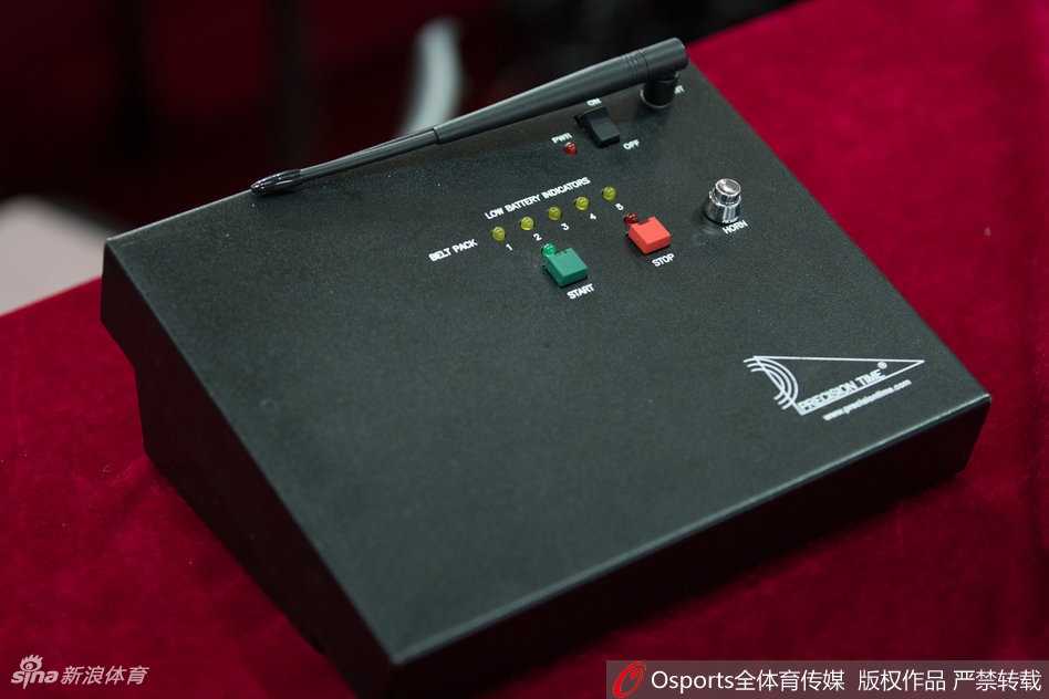 新锐科技护航揭幕战 CBA计时革命赢赞誉 新疆红山体育馆内灯火通明,巨大的冠军旗帜见证着CBA揭幕战的荣耀时刻