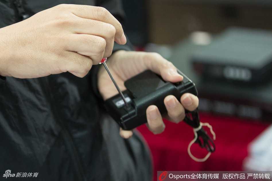 新锐科技护航揭幕战 CBA计时革命赢赞誉 三位裁判齐聚技术台,通过耳机与视频回放中心沟通,眼神专注地等待裁决