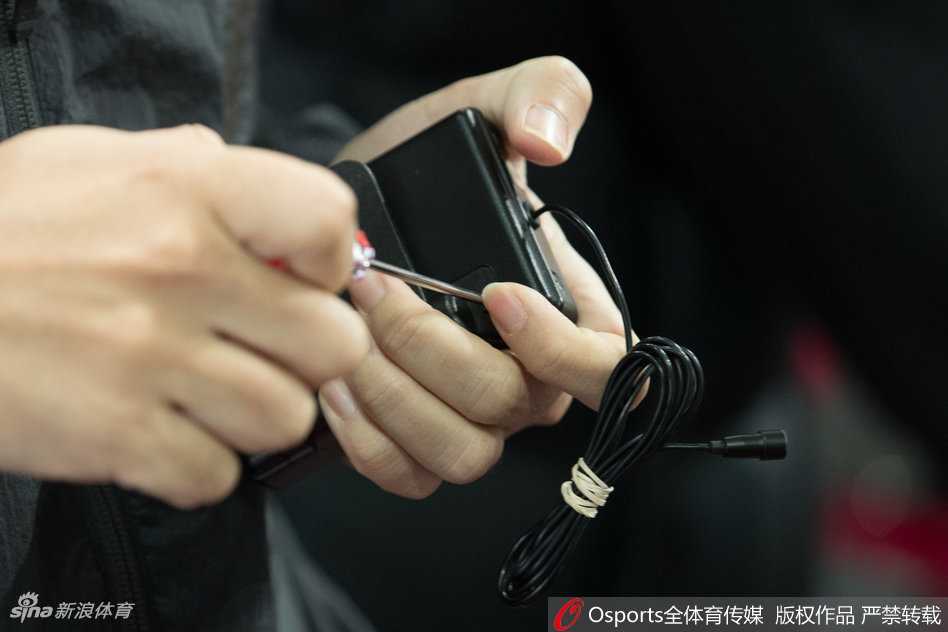 新锐科技护航揭幕战 CBA计时革命赢赞誉 裁判身后佩戴的黑色PTS精准计时发射器,这个小匣子成为确保比赛公平的关键