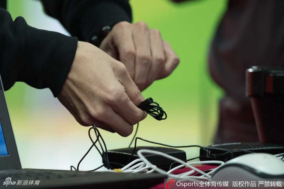 新锐科技护航揭幕战 CBA计时革命赢赞誉 场上球员激烈拼抢,球鞋与地板摩擦出尖锐声响,新赛季的对抗强度可见一斑