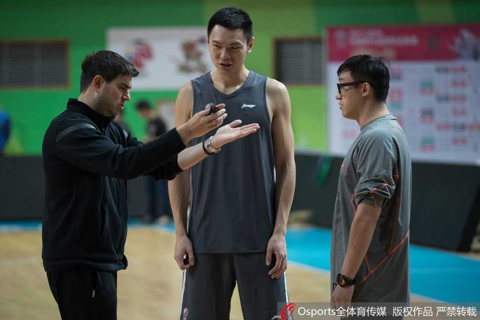 方硕挂帅演练射术 北京首钢静候新赛季第二轮挑战 汉密尔顿在内线卡位要球,身后的队友全力顶防,对抗激烈肌肉紧绷