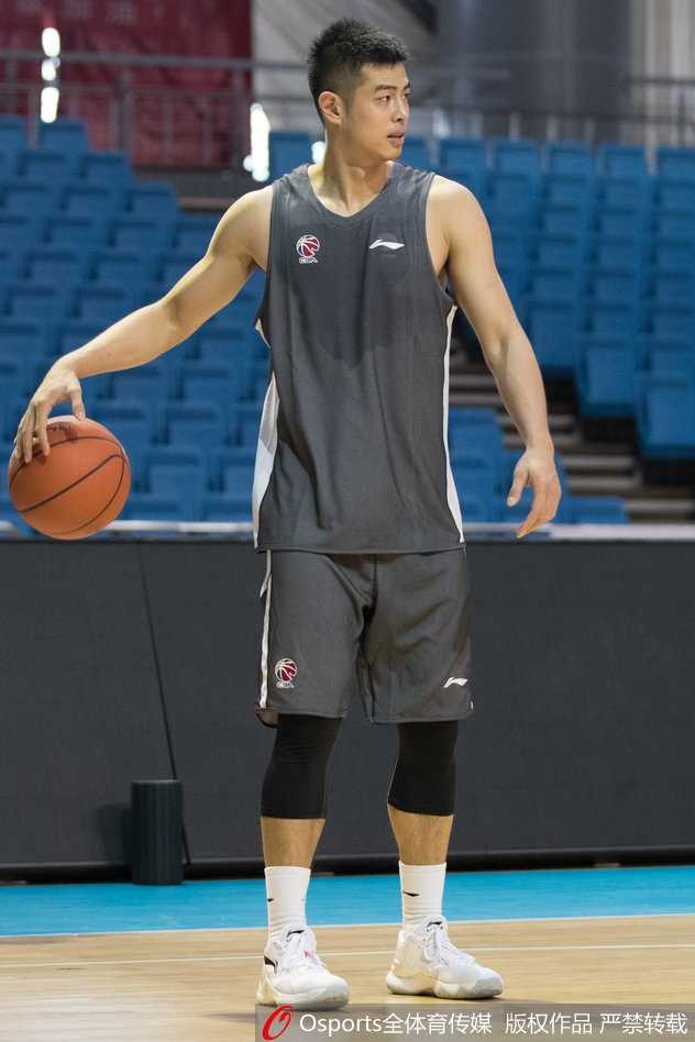 方硕挂帅演练射术 北京首钢静候新赛季第二轮挑战 方硕在训练馆中运球突破,眼神专注而坚定,汗水已浸湿他的训练背心