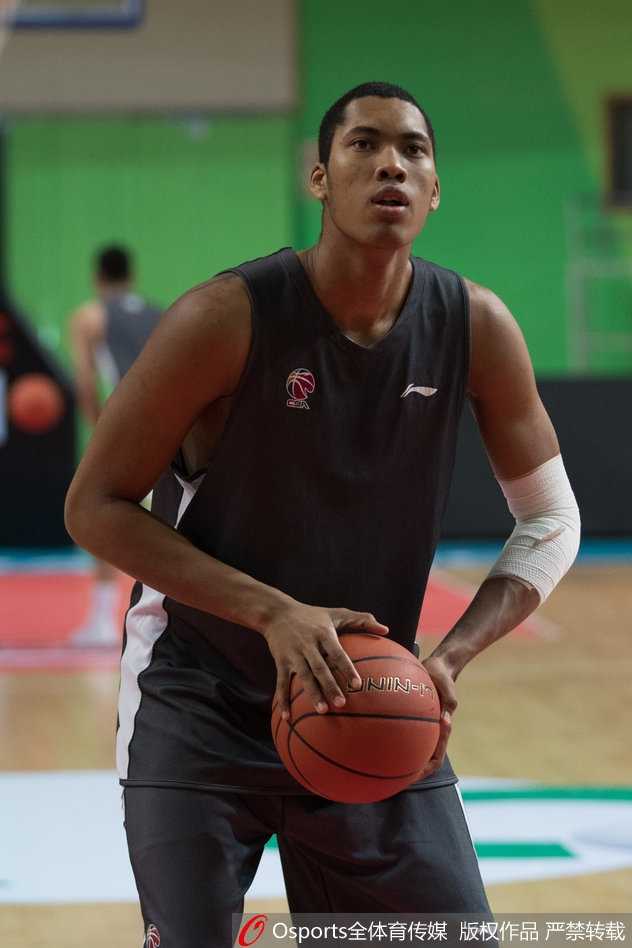 方硕挂帅演练射术 北京首钢静候新赛季第二轮挑战 主教练雅尼斯在训练间隙,用手势比划着向队员们讲解战术跑位的细节