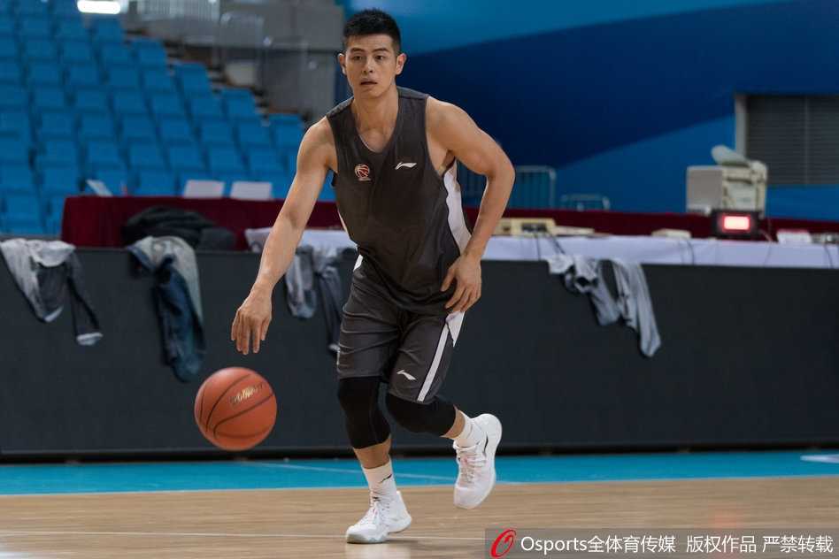 方硕挂帅演练射术 北京首钢静候新赛季第二轮挑战 方硕在三分线外高高跃起,出手投篮的一瞬间,背景是模糊的看台和队友