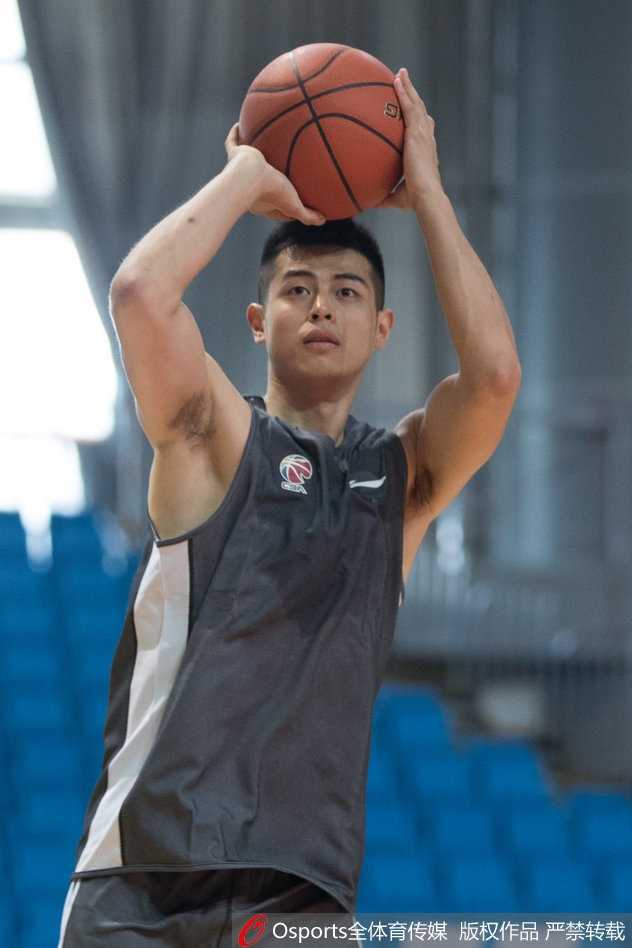 方硕挂帅演练射术 北京首钢静候新赛季第二轮挑战 翟晓川在底角接球后虚晃一枪,面对防守者准备突破,神情机敏而果敢
