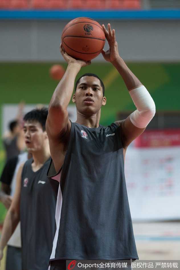 方硕挂帅演练射术 北京首钢静候新赛季第二轮挑战 朱彦西在弧顶出手三分,皮球离开指尖的刹那,他的眼神仍紧盯着篮筐方向