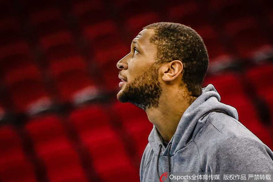 方硕时代初露锋芒 北京首钢队蓄力季后赛 北京队员进行持球突破上篮训练,汗水飞溅体现出高强度对抗下的专注度。