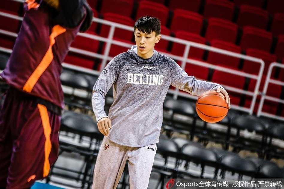 方硕时代初露锋芒 北京首钢队蓄力季后赛 方硕运球突破防守,眼神专注,昔日录像师如今已成为球队不可或缺的核心力量。