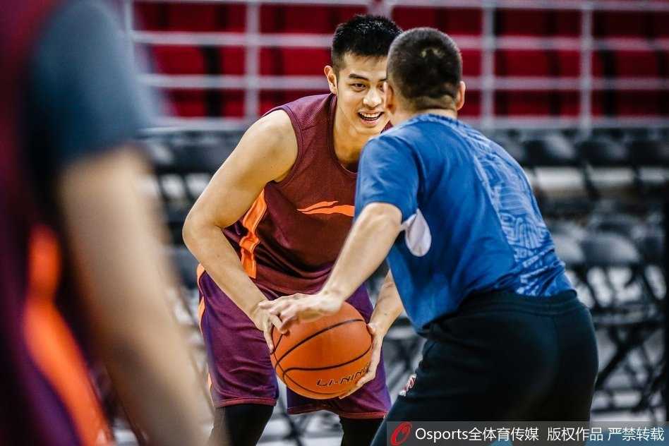 方硕时代初露锋芒 北京首钢队蓄力季后赛 翟晓川在训练中完成扣篮,展现出极佳的身体状态,他的复出为首钢锋线注入活力。