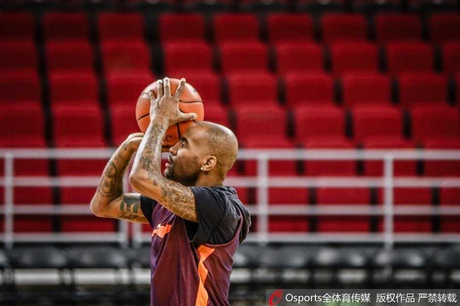 方硕时代初露锋芒 北京首钢队蓄力季后赛 训练中北京队员进行传球配合,雅尼斯强调的团队篮球理念让每个人都在进攻体系中找到位置。