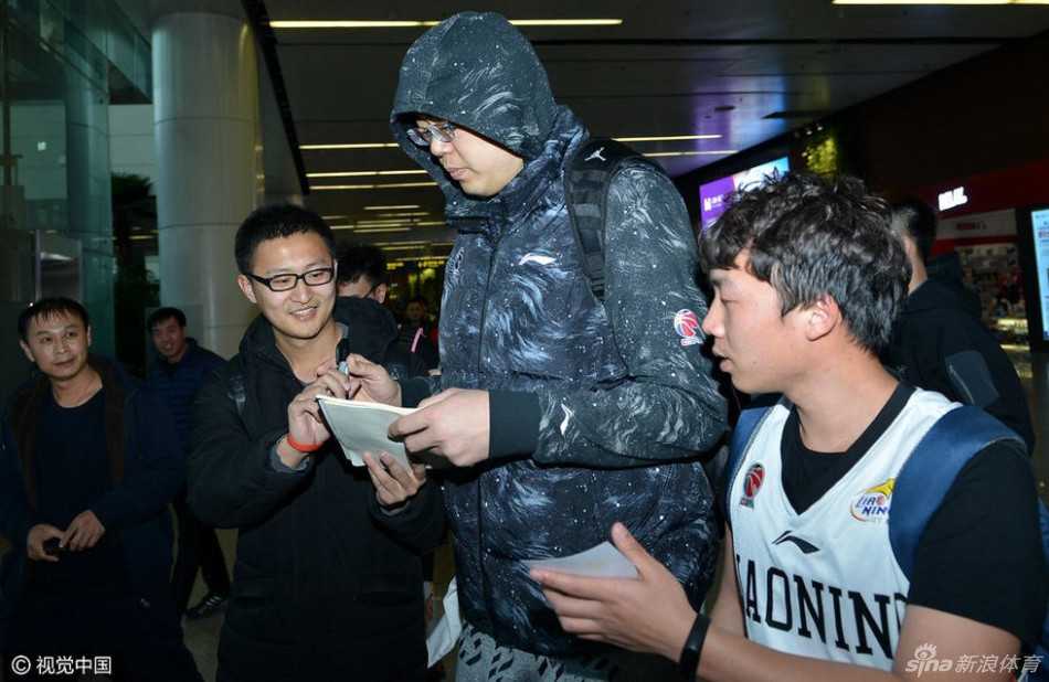 无论成败与辽同在:辽篮将士载誉归乡,真情瞬间温暖寒冬 身材魁梧的韩德君被热情的球迷紧紧包围,他手拿一件白色T恤,脸上挂着憨厚而亲切的笑容,耐心地满足着大家签名合影的请求,场面如同巨星见面会。