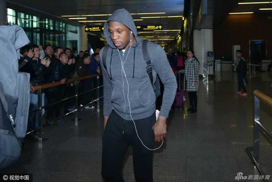 无论成败与辽同在:辽篮将士载誉归乡,真情瞬间温暖寒冬 哈德森戴着黑色毛线帽和红色耳机,身背双肩包,双手插兜,面无表情地低头匆匆穿过人群,仿佛将自己封闭在独立的世界里,隔绝了周围的嘈杂。