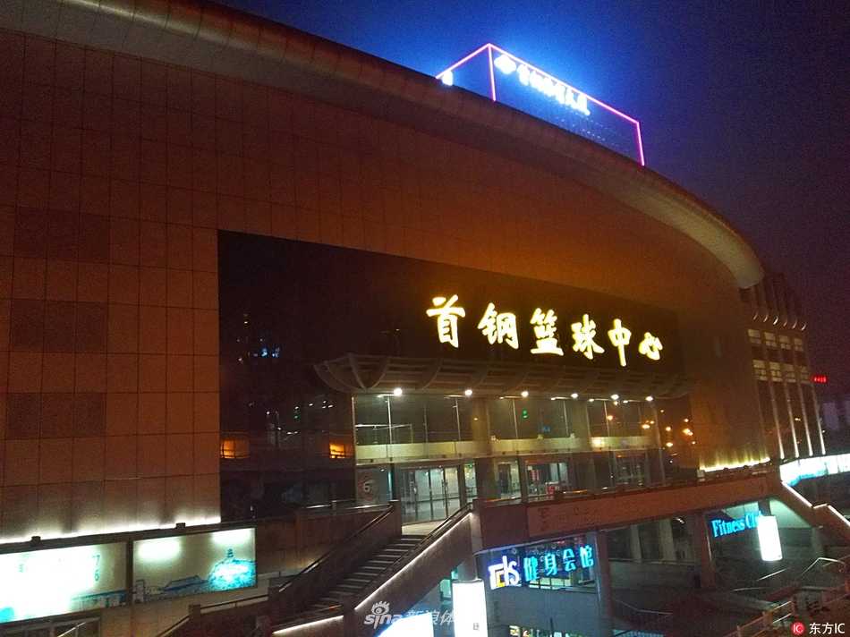 时隔千日终回家,首钢男篮重返发源地盼新生 方硕在训练中神情专注,重回这片充满回忆的场地,他希望能带领球队在这里留下新的美好结果。