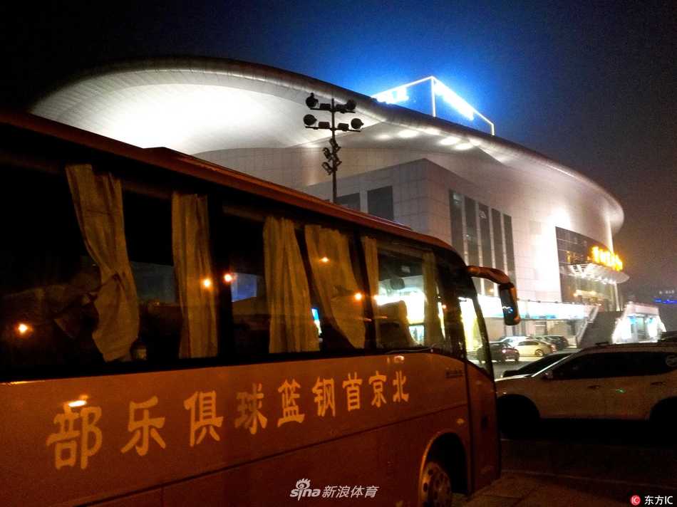 时隔千日终回家,首钢男篮重返发源地盼新生 首钢篮球中心内场焕然一新,熟悉的场地氛围让每一位归家的将士斗志昂扬,这里回荡着往昔的呐喊声。