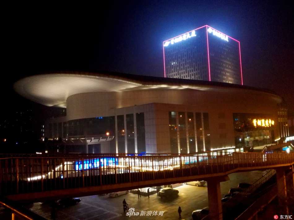 时隔千日终回家,首钢男篮重返发源地盼新生 看台上坐满了身着白色助威服的球迷,他们用最热烈的掌声欢迎球队回家,那一抹白色成为了看台上最动人的风景线。