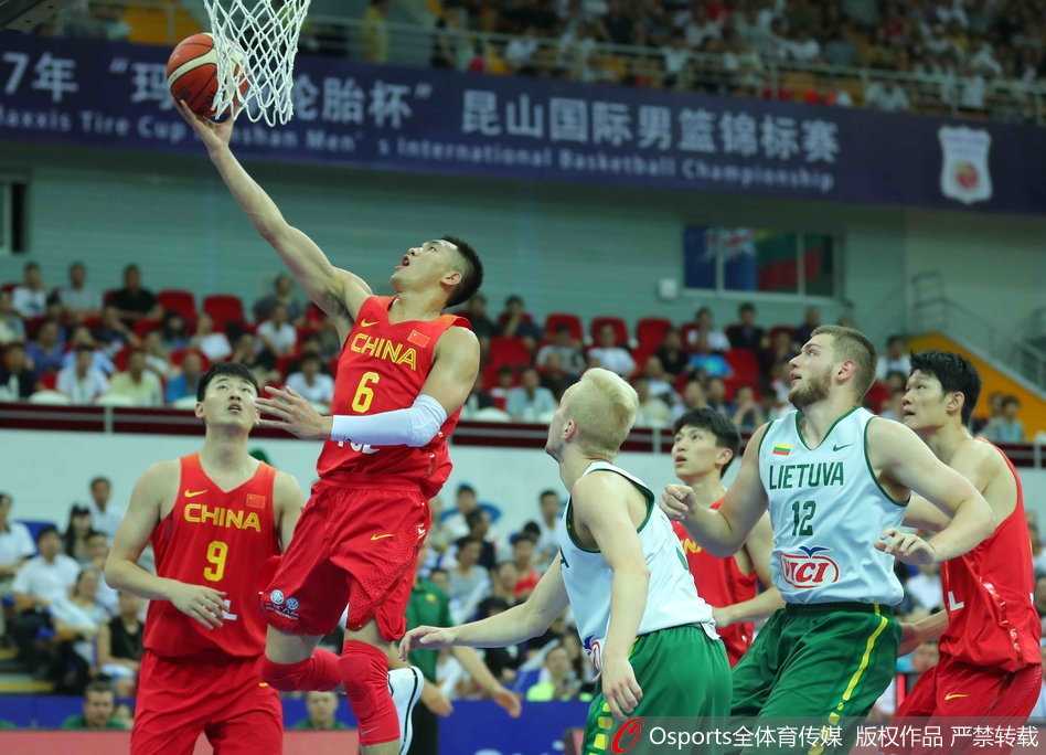 昆山四国赛男篮蓝队大胜立陶宛完美收官 郭艾伦如闪电般穿越防线,面对立陶宛队员的补防毫无惧色,高高跃起完成一次精彩的单手挑篮。
