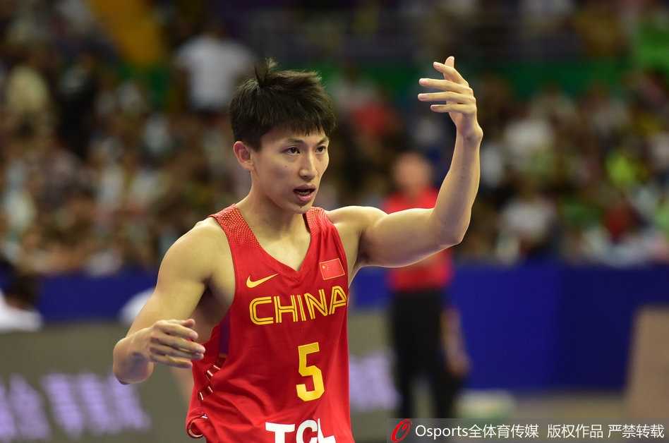 昆山四国赛男篮蓝队大胜立陶宛完美收官 胡金秋在对方高大内线的包围下毫无惧色,他利用灵活的脚步卡住位置,强硬地将球放进篮筐并造成加罚。