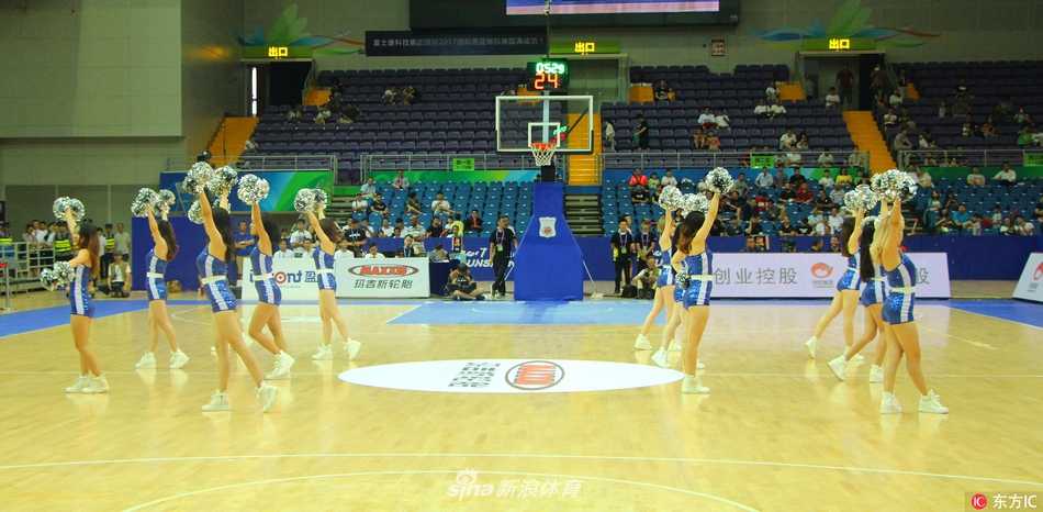 昆山国际男篮锦标赛啦啦宝贝燃情热舞活力四射 一名啦啦队员做出高难度踢腿动作,赢得观众热烈掌声。