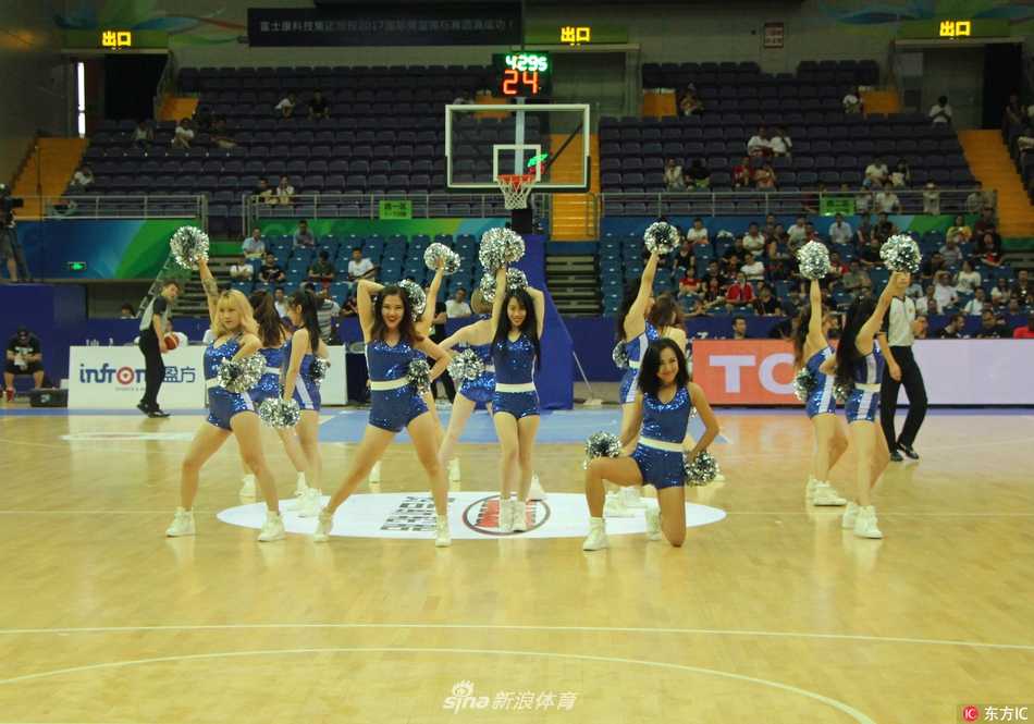 昆山国际男篮锦标赛啦啦宝贝燃情热舞活力四射 宝贝们围成圆圈,用灿烂的笑容和舞蹈为球员加油打气。