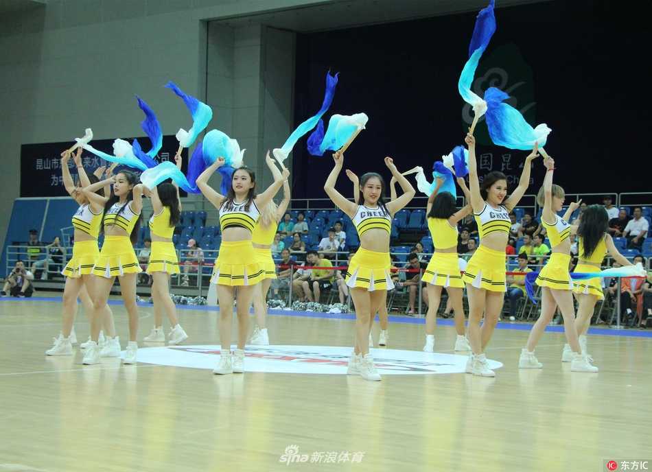 昆山国际男篮锦标赛啦啦宝贝燃情热舞活力四射 啦啦宝贝在球场上尽情舞动,秀发飘扬,散发青春魅力。