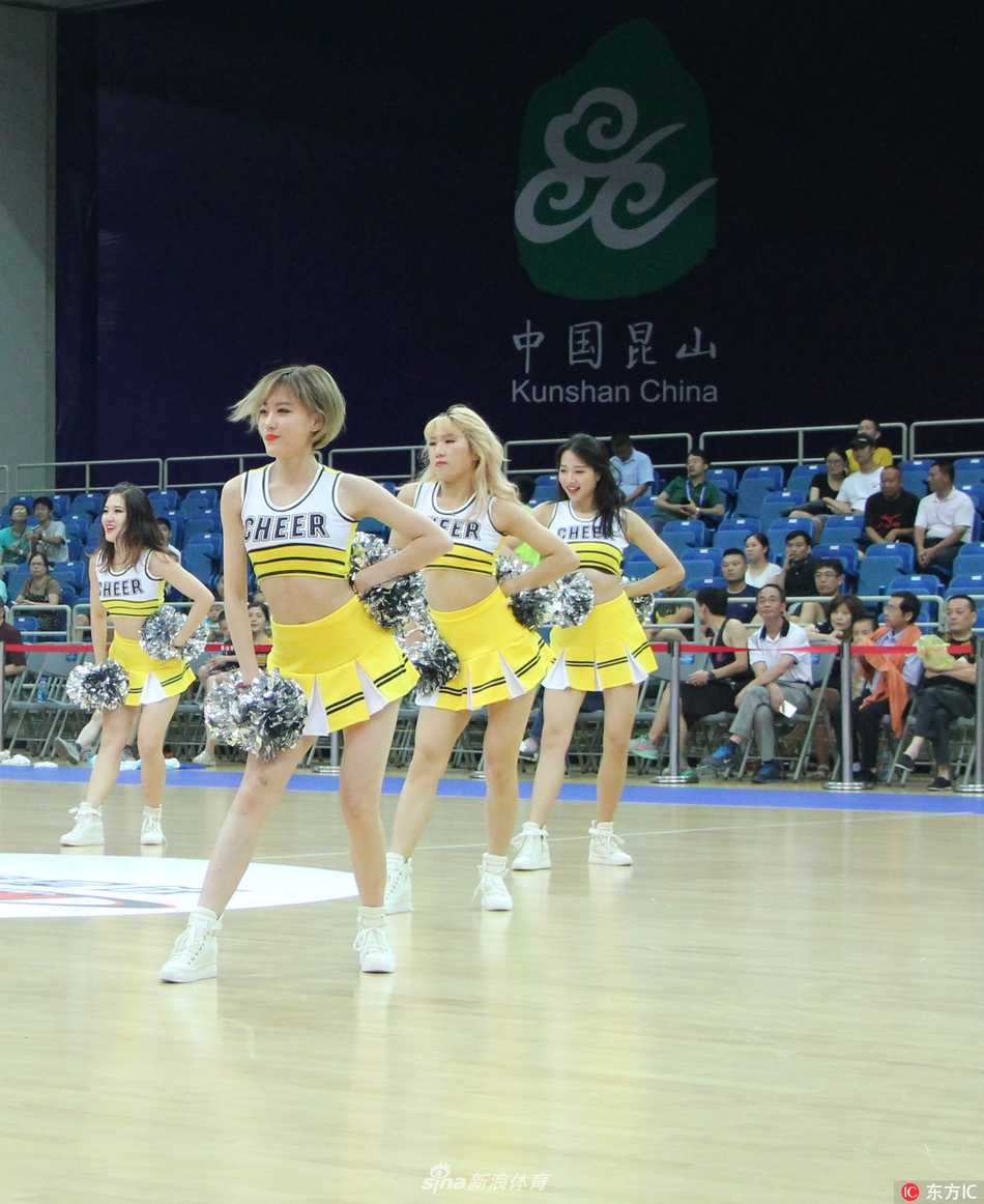 昆山国际男篮锦标赛啦啦宝贝燃情热舞活力四射 两位啦啦宝贝默契配合,展现优美舞姿,活力四射。