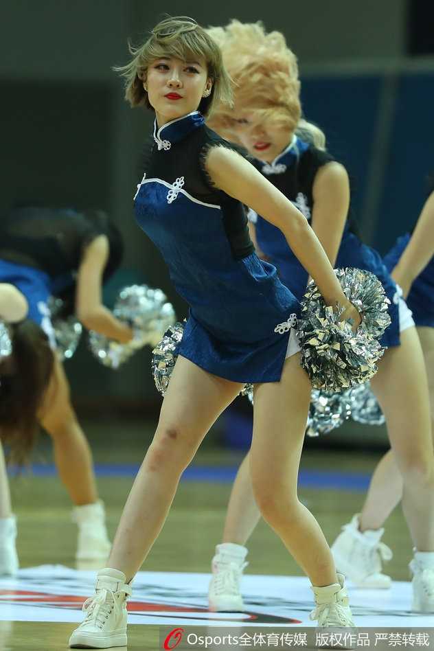 昆山夏夜铁血破敌,蓝衣战士主场大胜,肯帝亚宝贝热舞添彩 赛后,肯帝亚啦啦队的姑娘们聚集在场边,对着镜头留下了青春洋溢的大合影。汗水依然挂在额头上,但每个人的脸上都绽放着如花般的笑颜,她们用最美丽的姿态为这场精彩的赛事画上了一个圆满的句号。