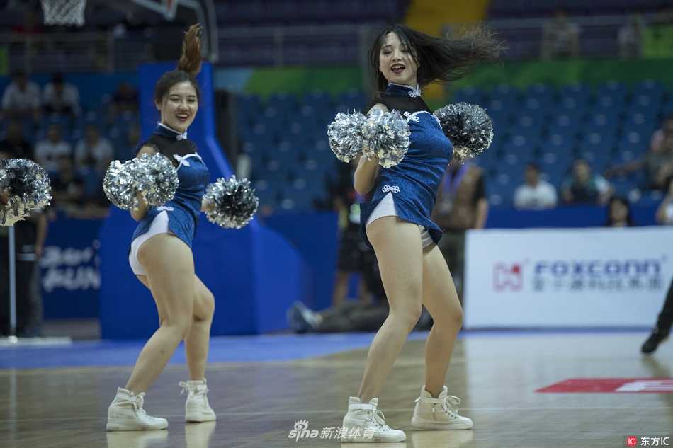 昆山男篮锦标赛激战正酣 赛场最美风景线火辣助阵 镜头拉近,这位宝贝的笑容极具感染力,脸上的彩妆在汗水浸润下依然精致,热情的笑容仿佛能融化一切疲惫。