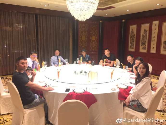 易建联与任达华:当篮球MVP遇见银幕型男 餐后道别时刻,阿联与任达华在餐厅门口握手,身后是柔和的灯光,一次愉快的相聚画上圆满句号,但友谊仍在继续。