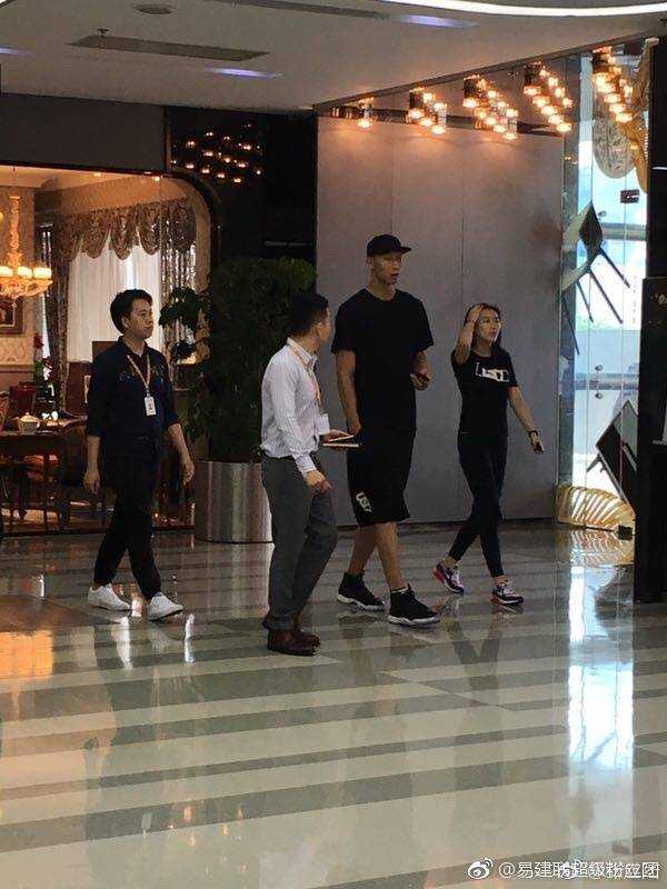 易建联夫妇街头漫步,模特妻子荆灵低调代言自家品牌 易建联身穿深色休闲装,头戴棒球帽,与身着简约白色上衣的妻子荆灵并肩走在街头,两人都戴着墨镜,神情放松,步伐默契,仿佛自带一种屏蔽喧嚣的宁静气场。