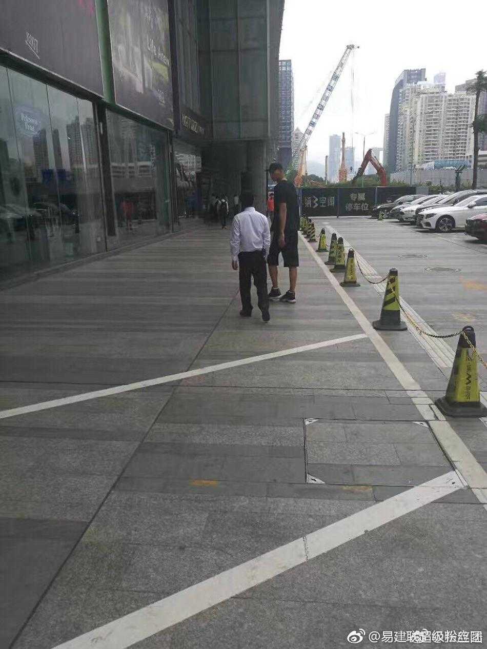 易建联夫妇街头漫步,模特妻子荆灵低调代言自家品牌 易建联手提购物袋,尽显居家好男人风范,荆灵则悠闲地走在他前方,回眸瞬间被镜头捕捉,画面中两人眼神交汇,仿佛在无声地分享着属于他们的小确幸,这种轻松自在的状态,正是爱情最美好的模样。