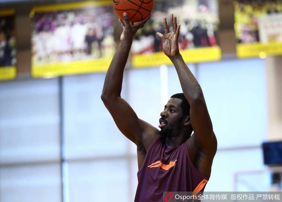 主帅尤纳斯在场边双手抱胸，神情严峻地注视着场上的一举一动，这位经验丰富的教头正为即将到来的排兵布阵做着最后的考量。